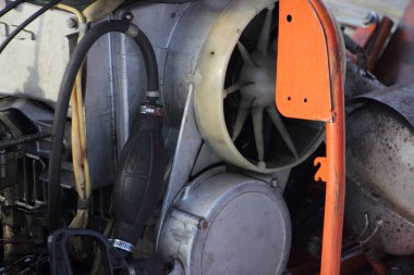 Eski Sovyet donanımlı kar aracı hava soğutmalı. Acil durum başlatma kolu olan iki motor. Yakın çekim.