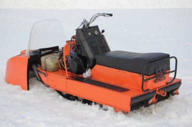 Eski Sovyet kar aracı, kapağı açık. Kışın kar yağdığı gün koltuk, testere, motor sapı ve yakıt deposu.