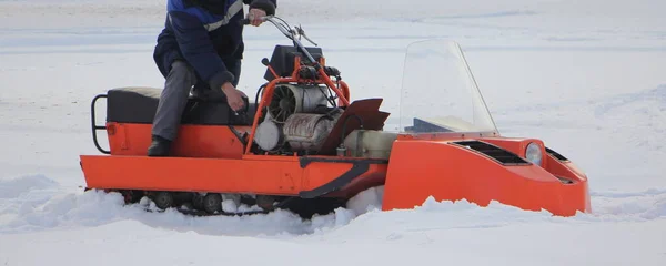 Een Bestuurder Begon Oude Gebroken Russische Utility Sneeuwscooter Motor Zonder — Stockfoto