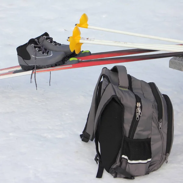 Esquí Con Botas Esquí Bastones Esquí Mochila Sobre Fondo Nieve —  Fotos de Stock