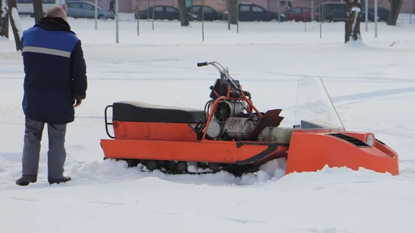 Conductor Lado Vieja Moto Nieve Rusa Rota Utilidad Sin Tapa — Foto de Stock