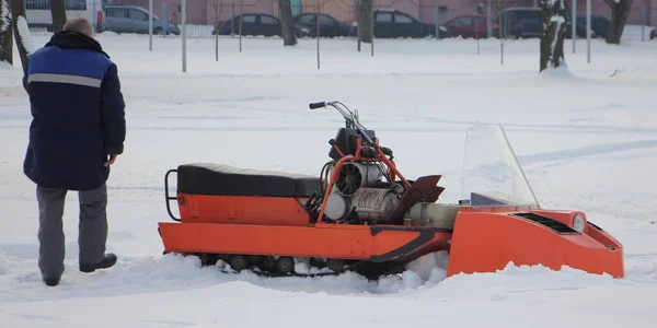 Motorista Perto Antigo Utilitário Soviético Quebrado Snowmobile Sem Tampa Perto — Fotografia de Stock