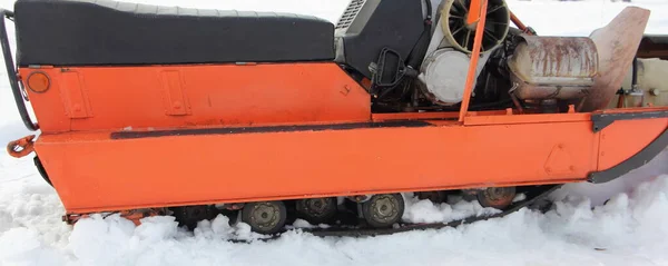 Oud Russisch Nut Sneeuwscooter Roller Crawler Aandrijving Met Sneeuw Close — Stockfoto