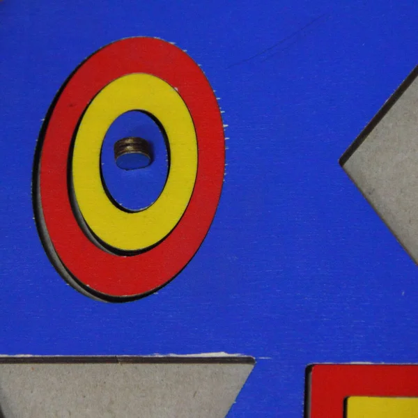 Dětská Barevná Dřevěná Mozaika Kruhových Geometrických Tvarů Zblízka Dětskou Rukou — Stock fotografie