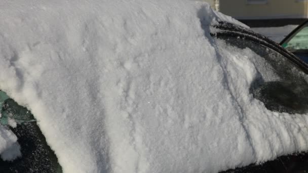Очищая Машину Снега Правой Стороны Дверей Мужская Рука Очищает Снег — стоковое видео