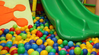 Kuru havuzda bir sürü renkli plastik top var. Bunny Hill 'in yanında. Çocuk parkındaki oyun odasına yakın kayıyor.