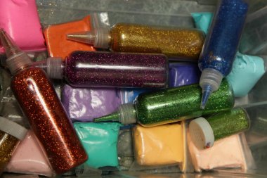 Kutudaki sümüklü oyuncak için parlatıcı ve boyalı plastik tüpler. Çocukların kapalı alandaki yaratıcı eğlence hobisi.