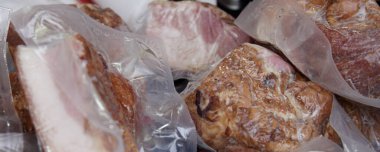 Dükkandaki plastik ambalajlı pastırma yiyeceği taze tutuyor.