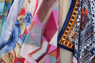 Kumaş dükkanı ve arkaplan dokusunda renkli tekstil örnekleri