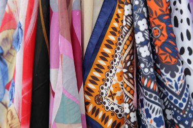 Kumaş fuarı ve arka plan dokusu üzerine renkli tekstil Rus bandanaları