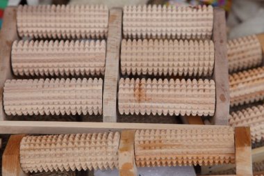 Dikenli ahşap silindirli klasik Rus masaj makinesi.