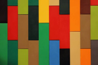 Renkli plastik tuğlalar dikey çizgiler doku yüzeyi, çocuk inşaat seti mozaik arka plan