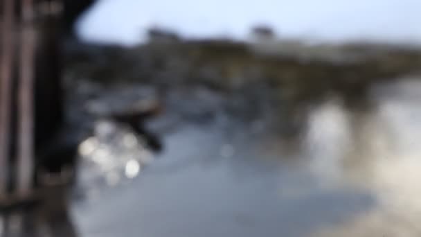 Air Yang Mengalir Dekat Bendungan Dengan Latar Belakang Pantai Bersalju — Stok Video