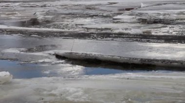 Mevsimlik bahar buzları sürükleniyor. Nehir suyunda yüzen ve kırılan buzların kıyılarından bir manzara.