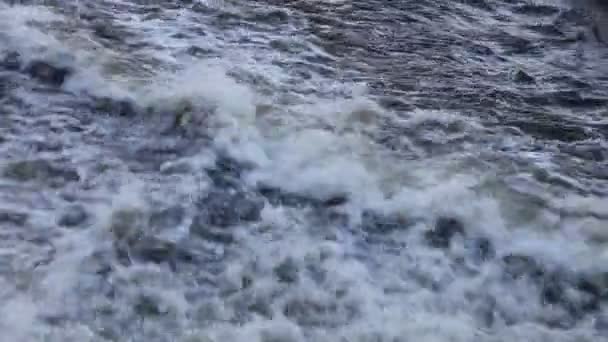 Gros Plan Monotone Puissant Bouillonnant Rapide Vue Sur Ruisseau Barrage — Video