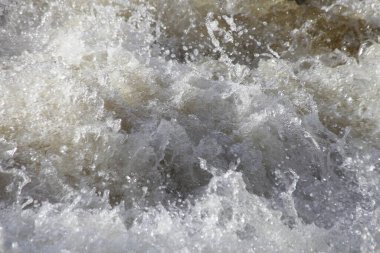 Yakın çekim köpüklü güçlü su akıntısı