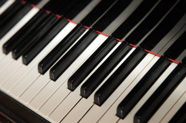 Klasik Grand Piano klavyesi. Çapraz üst görünüm, klasik müzik arkaplanı.