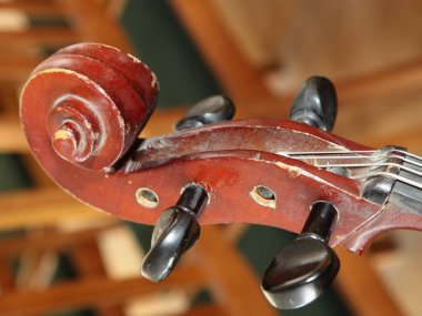 Eski viyolonsel telli yakın çekim, klasik yaylı müzik enstrümanlarının ayarlanması