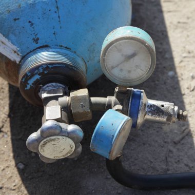 Kapakçık ve basınç göstergeleriyle oksijen tüpü, metal gaz kesimi