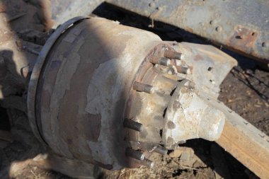 Eski paslı arka fren trampeti kapağı çamurda tekerlek olmadan, ağır kamyon trampet fren bakım hizmeti