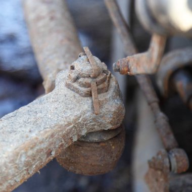 Paslı Kamyon Direksiyon Topu Joint yakın çekim, Araba Direksiyon Tamiri