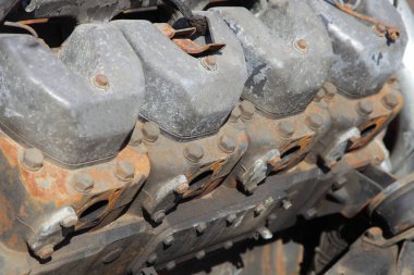4 silindir bir motor başlığı eski endüstriyel ağır kamyonun parçalanmış egzoz manifolduna sahip V 8 dizel motor ayrı kaplamaları, araç kullanımı