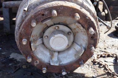 Kirli ağır kamyon trampet bakım, tekerlek raptiyeli eski kullanılmış fren davulu.