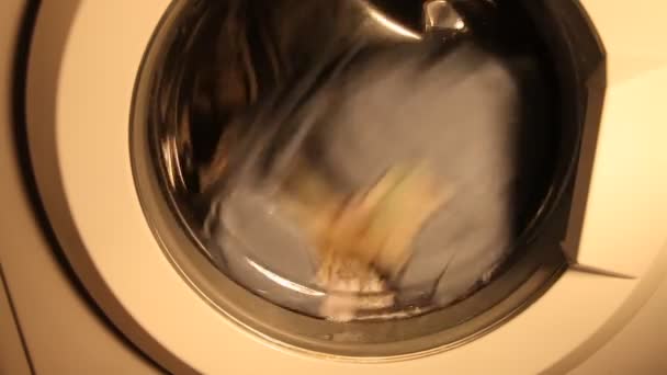 Sebuah Pakaian Campuran Tumpukan Kelas Mencuci Depan Dimuat Mesin Cuci — Stok Video