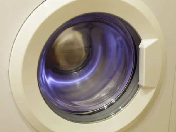 Στεγνώματος Στο Πλυντήριο Στις 800 Rpm Περιστρεφόμενο Τύμπανο Μπλε Φως — Φωτογραφία Αρχείου