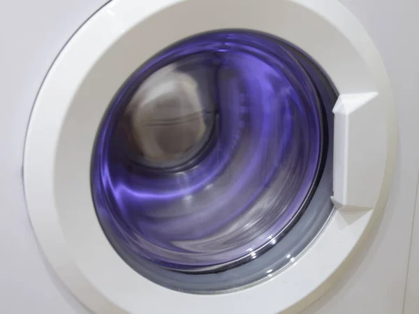 Αυτόματη Πλύση Στο Μπροστινό Πλυντήριο Στις 400 Rpm Περιστρεφόμενο Τύμπανο — Φωτογραφία Αρχείου