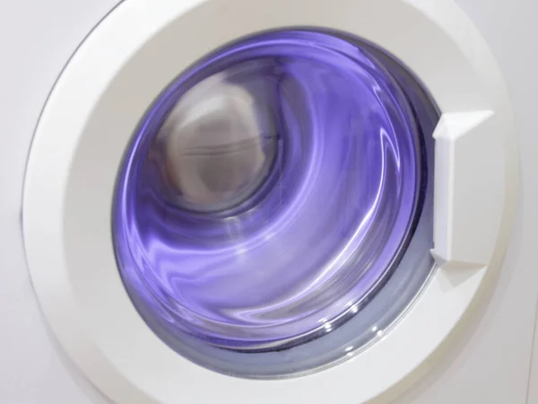 Ρύγχος Στο Πλυντήριο Στις 1200 Rpm Περιστρεφόμενο Τύμπανο Μπλε Φως — Φωτογραφία Αρχείου