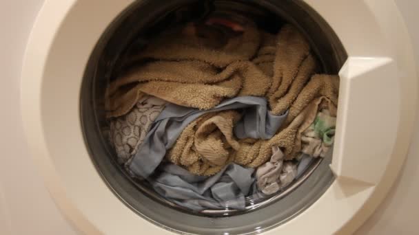 Natte Kleding Mix Nivellering Het Wassen Voorkant Geladen Wasmachine Kan — Stockvideo