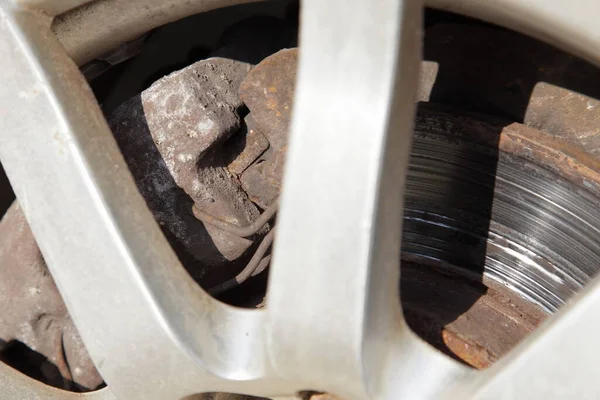Rusty Car Unventilated Brake Caliper Disc Close View Spokes Aluminum — Stock Photo, Image