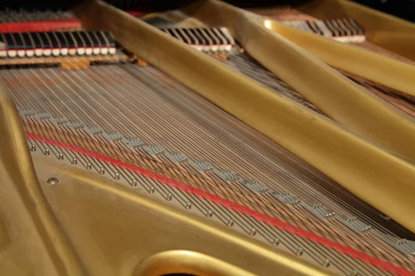 Velho Clássico Grand Piano Vista Interior Com Cordas Moldura Perto — Fotografia de Stock