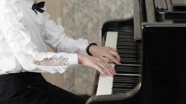 Молодая Белая Пианистка Играющая Классическом Черном Рояле Вид Сбоку Клавиатуры — стоковое фото