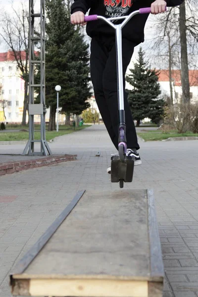 Jezdec Chlap Trik Kop Skútr Skok Rampě Palubě Detailní Extrémní — Stock fotografie