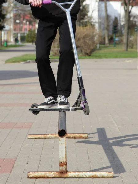 Mladý Kluk Jezdec Trik Kickroller Skluzavky Kovové Trubce Rampy Detailní — Stock fotografie