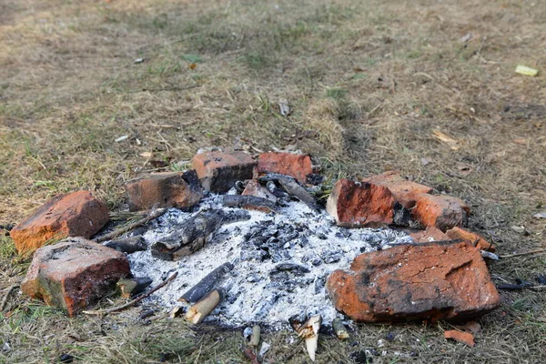 Szürke Hamu Elhagyatott Kandallóban Piros Tégla Gyűrű Füvön Közelkép Szabadban — Stock Fotó