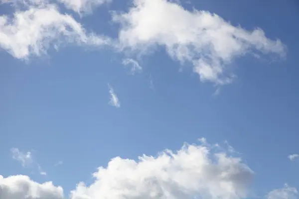 Modrá Obloha Krásnou Cumulus Mraky Slunné Jarní Ráno Zblízka Prostředí — Stock fotografie