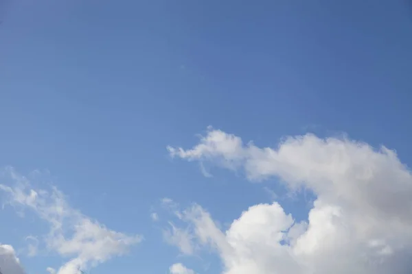 Jasne Błękitne Niebo Białymi Pięknymi Chmurami Cumulus Słoneczny Wiosenny Poranek — Zdjęcie stockowe