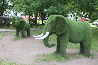 Moskova 'da yaz gününde Nagatinskaya Embankment Caddesi' ndeki parkta fil ailesi yeşil çimen heykeli