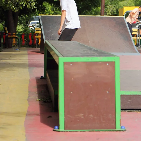 Moderna Rampa Skate Park Con Giovane Pilota Skateboartder Sunny Giorno — Foto Stock
