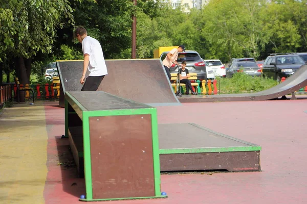 Rampa Skatepark Moderno Com Jovem Skateboartder Piloto Pessoas Extremas Europeus — Fotografia de Stock