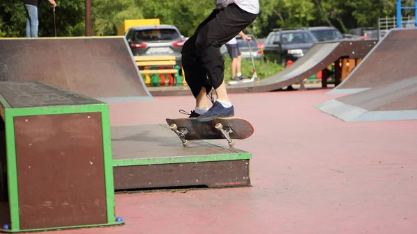 Mladý Ruský Skate Boarder Skok Trik Skateboardu Rampě Skatepark Sunny — Stock fotografie