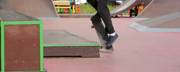 Teenager Skateboarder Skok Trik Skate Palubě Rampě Skatepark Sunny Letní — Stock fotografie