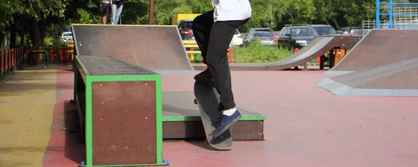 Rider Menino Fazer Truque Prancha Skate Rampa Parque Skate Perto — Fotografia de Stock