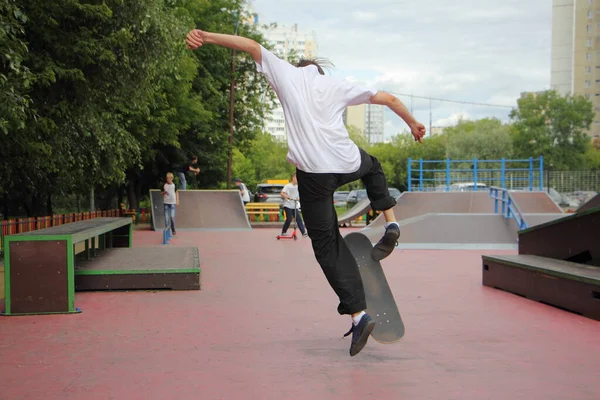 Teen Skateboarder Skákání Bez Bezpečnostního Vybavení Bílý Jezdec Chlapec Aby — Stock fotografie