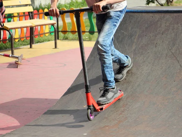 Rider Boy Trick Kickscooter Equitação Downhill Parque Skate Urbano Rampa — Fotografia de Stock