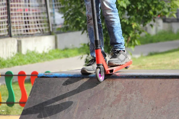 Jezdec Chlapec Nohy Trik Kickroller Jízda Kopce Skatepark Rampa Zblízka — Stock fotografie