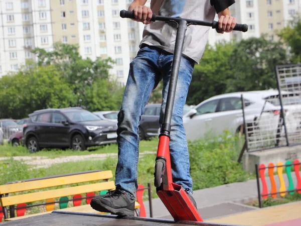 Penunggang Trick Kickroller Melompat Jalan Skatepark Dekat Pemuda Ekstrim Eropa — Stok Foto
